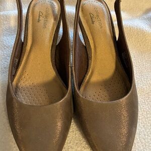 Clarks 5.5M Bronze Shimmer Slingback Heels Pointed Toe Kitten Heel Adjustable